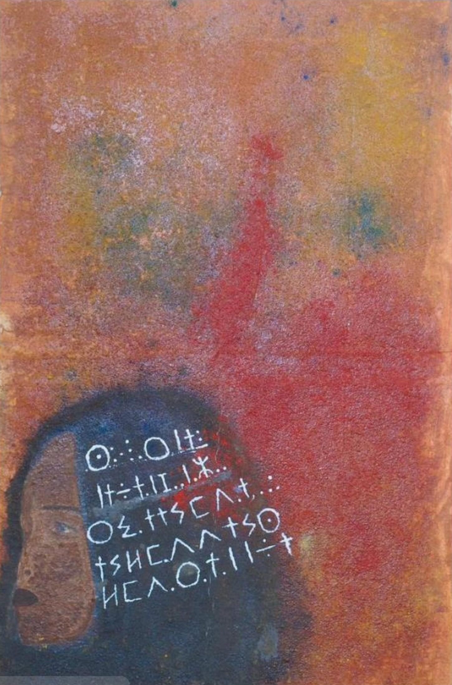 Ajada — silhouette féminine avec inscriptions Tifinagh sur fond terre, 140x92cm