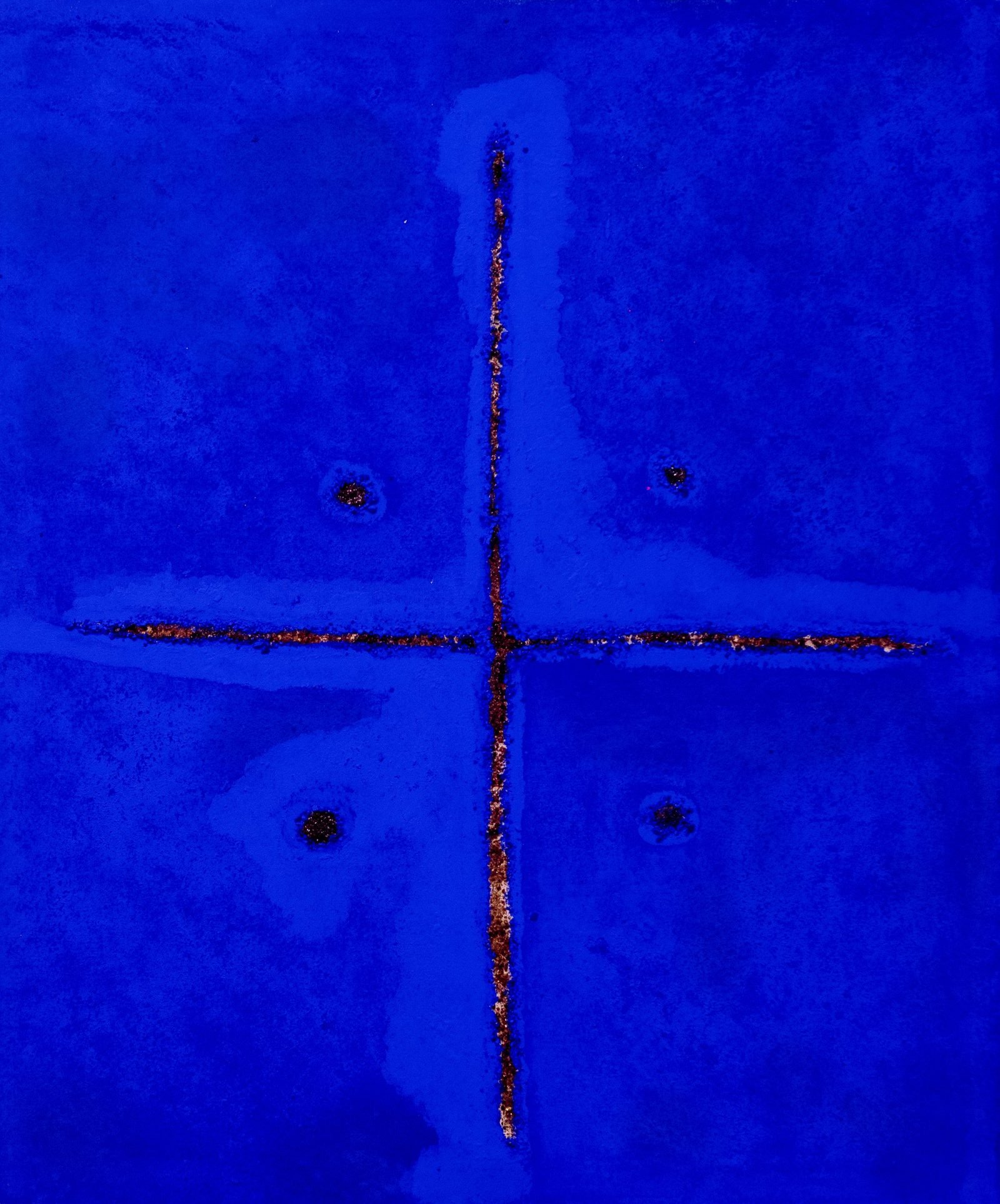 Croix d'Agadez — symbole en or sur fond bleu profond