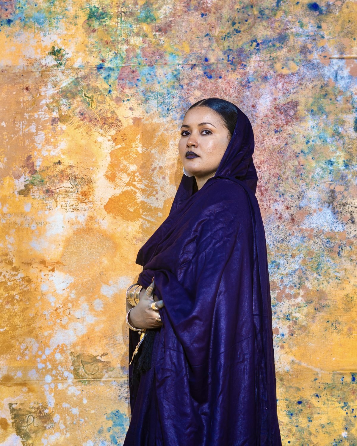 Leila Walet Mohamed, artiste peintre plasticienne en tenue traditionnelle